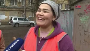 Работают даже дети: воронежцы восхищаются семьёй дворников из Узбекистана