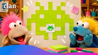 Agus and Lui decorate the wall with Post-its | Clan TVE