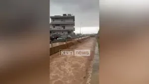 Përmbytje në Himarë, uji hyn edhe në komisariat