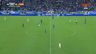 Wuilker Fariñez wins the duel against Daniel Ruíz and denies Millonarios a goal