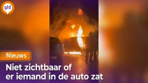 Man springt uit BRANDENDE auto