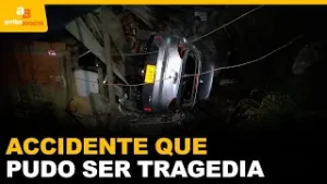 Vehículo rodó por una pendiente y cayó sobre una vivienda | CityTv | ArribaBogotá