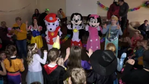 KŘEŠICE: Sál restaurace U Henschů zaplnili princeznami, strašidla i superhrdinové