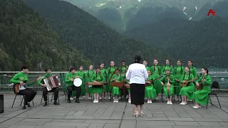 Оҭҳара ашкол аҟны иаҧҵоу ансамбль "Оҭҳара" аӡиа Риҵв аҧшырҭа аҟны иқәгылеит