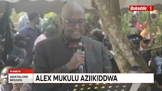 Munnabitone Alex Mukulu aziikiddwa. Bamukubidde emizinga musanvu