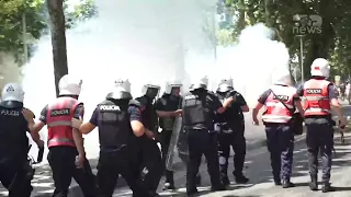 Digjet Tirana, molotovët në ajër, goditen policët, deputetët fshihen në Parlament | Breaking