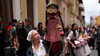 Bogotá, gli artisti protestano contro i tagli alla cultura con musica e danza