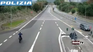 In bicicletta elettrica contromano in autostrada, tragedia sfiorata