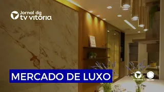 Paredes ganham textura, tecnologia e sofisticação em nova tendência dos imóveis de luxo