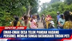 TELUK PANDAK VILLAGE WOMEN BLOCK POLICE OFFICERS HEADED TO BATANGHARI RIVER TO CRACK DOWN ON ILLE...