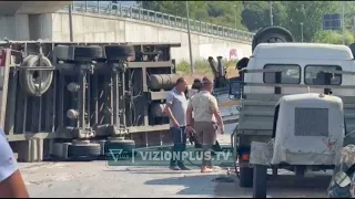 Makina dhe kamioni përmbysen në mes të rrugës në Unazën e Madhe, një person i lënduar