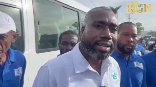 Direktè konpayi transpò eskolè Dignité a Didier Bénel relanse sèvis transpò eskolè a nan vil Okay.