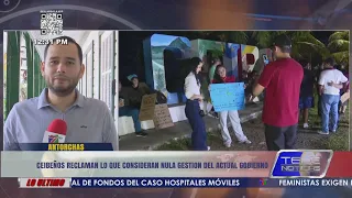 Residents of La Ceiba protest what they consider the current government's failed administration