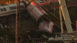 Grúas gigantes retiran los vagones destrozados tras el accidente de tren de Urda