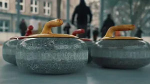 WARSZAWA SZCZOTKUJE. DLACZEGO POLACY POKOCHALI CURLING?