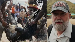 Dramatišką Dani genties mūšio inscenizaciją stebėjęs Starkus: anksčiau kovodavo iki mirties