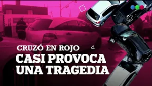 CRUZÓ en ROJO a TODA VELOCIDAD y casi provoca una TRAGEDIA - #ElNotidelaGente