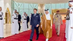 Macron in visita di Stato in Qatar, mentre in Francia la tensione resta alta