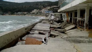 Σοβαρές οι ζημιές από τους ισχυρούς νοτιάδες στην Ακτή Καλαμίτσας - Βυθίστηκαν αλιευτικά σκάφη