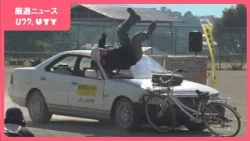 【事故の瞬間を再現】「傘さし運転」や「二人乗り」など自転車の事故をスタントマンが実演　危険性を中学生が学ぶ　山梨