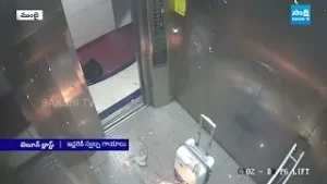 లిఫ్ట్‌లో పేలిన బెలూన్లు.. || Gas Balloons Explode Inside Lift in Mumbai Apartment || @SakshiTV
