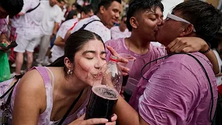 Migliaia di persone bagnate dal vino al celebre festival in Spagna