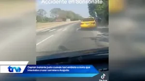 Captan instante justo cuando taxi embiste a moto que intentaba cruzar carretera Acajutla