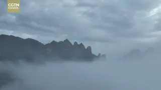 Wulingyuan, Zhangjiajie: Picos entre la bruma y un mar de nubes sobre el valle