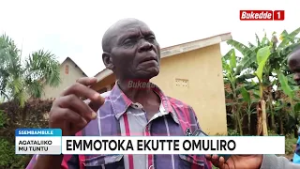 Мужчина упал в результате трагедии, его машина загорелась.