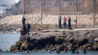 España moviliza al Ejército por la llegada masiva de migrantes a Ceuta