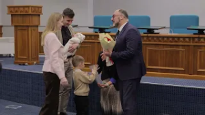 Глава Владивостока Константин Шестаков вручил сертификаты на приобретение жилья молодым семьям.