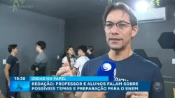 Teacher highlights possible topics for the ENEM essay and guides students' preparation