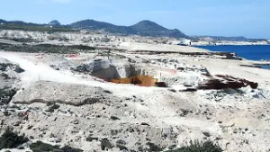 Milos, Grecia: Sarakiniko al centro dello scontro tra hotel e ambiente