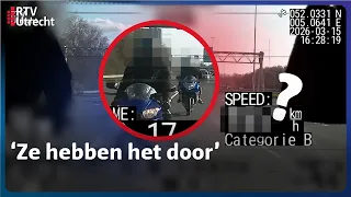 Twee motorrijders scheuren over de snelweg | Verkeerspolitie