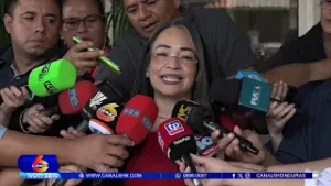 Gabriela Castellanos se presenta ante el MP y ofrece total colaboración tras denuncia en su contra