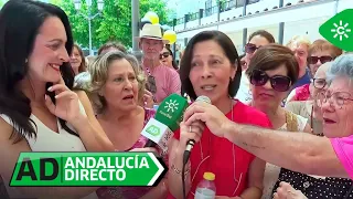 Andalucía Directo | Abrazos, flores y cariño para una médica por toda una vida dedicada al barrio