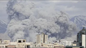 Colonne di fumo a TEHERAN dopo i raid missilistici in IRAN
