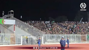 شـــاهد.. أنصار النادي الرياضي القسنطيني صنعوا أجواء رهيبة في المدرجات ?⚫️