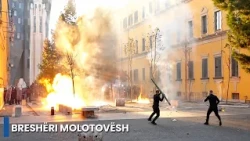 Breshëri molotovësh, protestuesit i vënë flakën policisë, nami dhe ulërima në bulevard