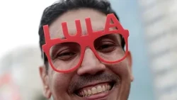 Lula-Anhänger schreiben seinen Namen vor Stichwahl in die Gewässer vor Rio