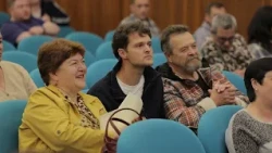 Residents of condemned housing in Vladivostok receive keys to new apartments.