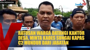 RATUSAN WARGA DATANGI KANTOR DESA, MINTA KADES SUNGAI KAPAS C2 MUNDUR DARI JABATAN