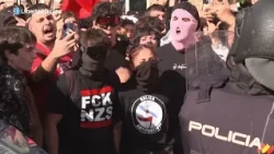Cargas policiales contra radicales del BNG que lanzan adoquines en un acto de Vox en La Coruña