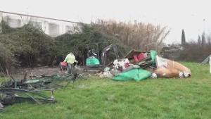 Via Arno, demolita la struttura occupata