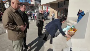 Tešanjska hronika 999: Polaganjem cvijeća nastavljen program obilježavanja Dana nezavisnosti