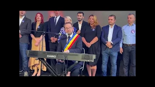 Dominic Fritz, membrii USR și sute de timișoreni cântă Imnul Național al României.