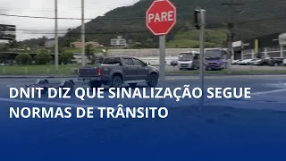 Placas de "Pare" no acesso à Itoupava