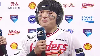 Jung Joon-jae's smile after returning with an Asian Games gold medal and hitting a walk-off in hi...