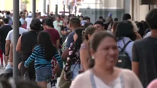 Salvadoreños buscan ingresos extra para completar gastos del hogar