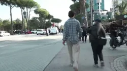 Protestuesit grumbullohen para Kryeministrisë/ Vendosin barrikada në mes të rrugës